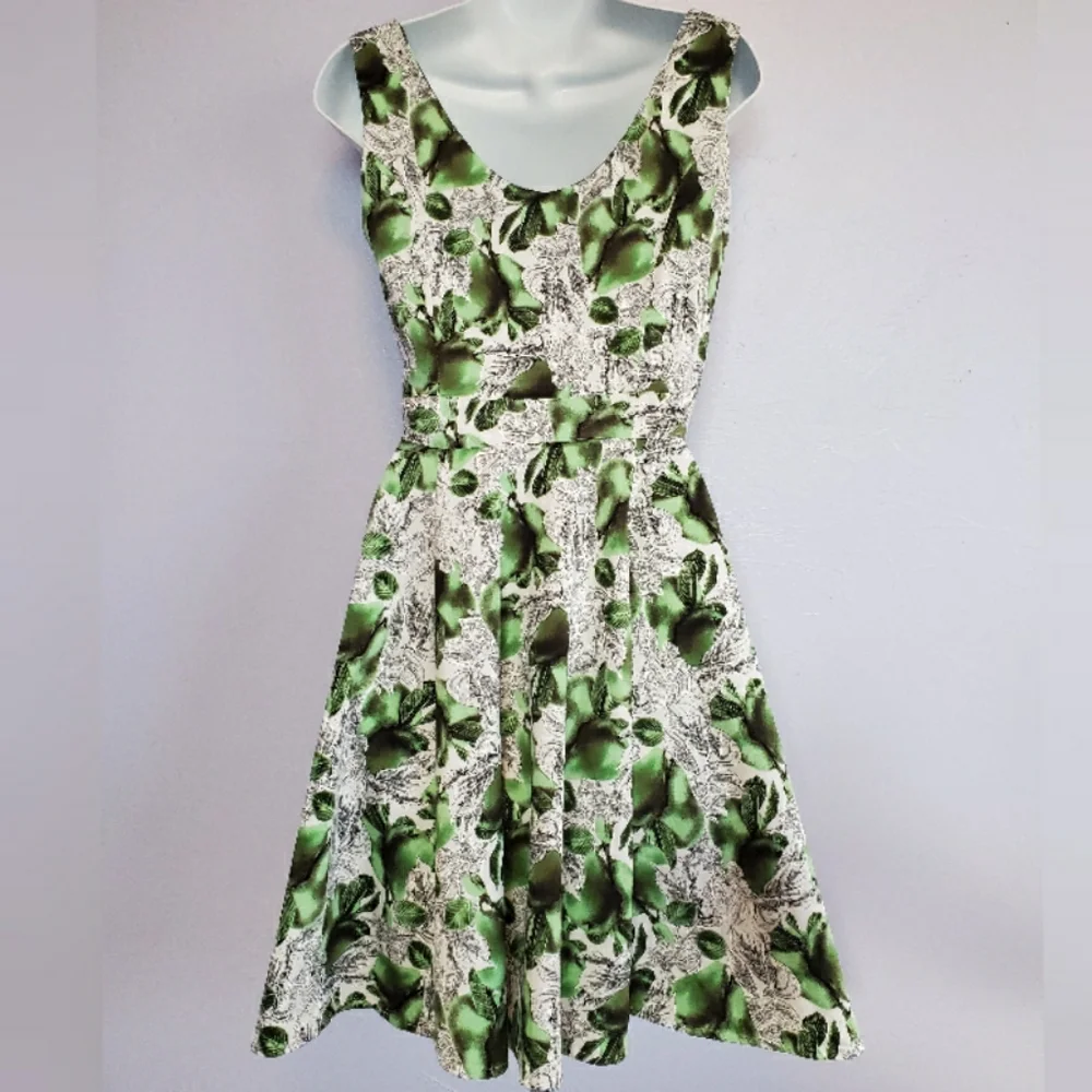 HEARTS & ROSES Dress - Picture 2 of 4